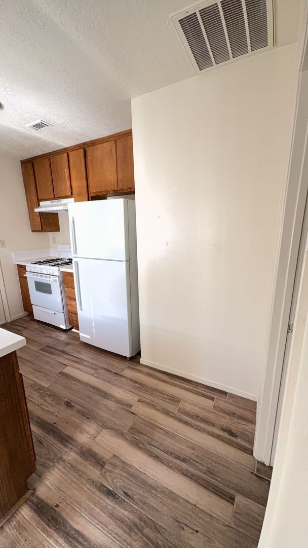 Building Photo - SUPER CUTE 1 BEDROOM SEQUOIA VILLAS APARTMENTS