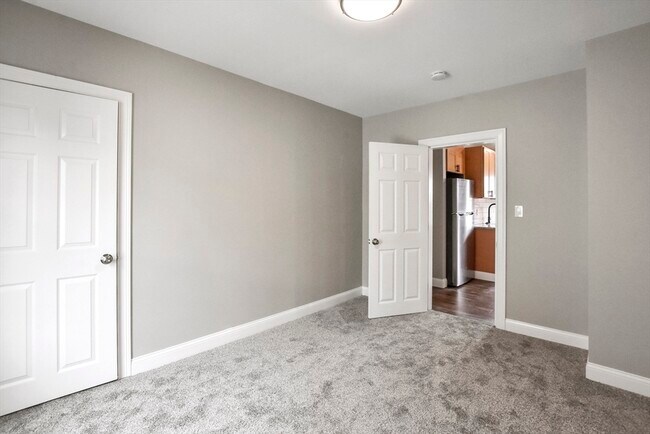 Building Photo - 27 Oak St