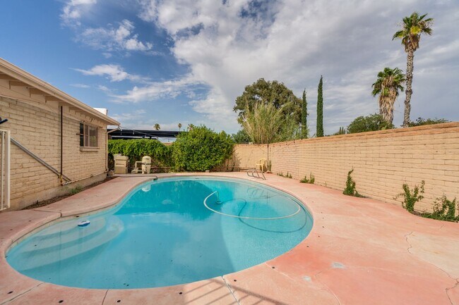 Building Photo - Great East Side Location 4 Bed/2 Bath Home