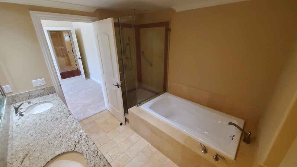 Master Bath - 1135 S Shenandoah St