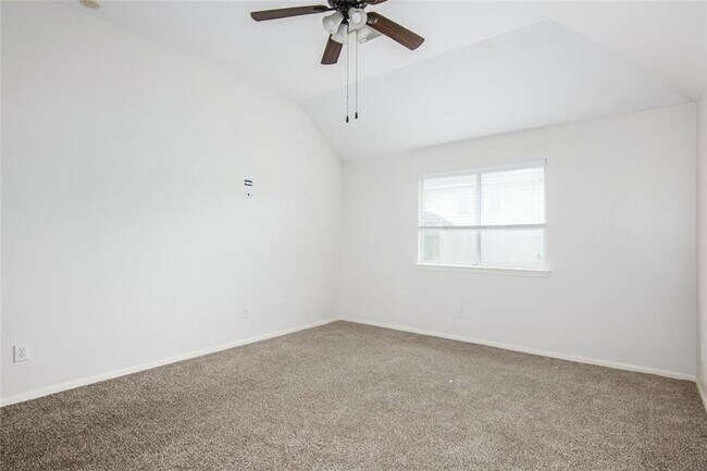 Building Photo - Spacious 3 Bed, 2 Bath Home - Comfortable ...