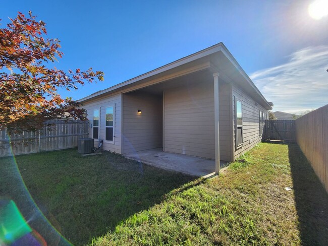 Building Photo - 3/2/2  Located between New Braunfels & Seg...