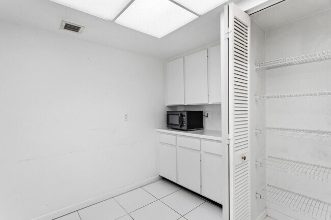 Building Photo - 2425 Presidential Way