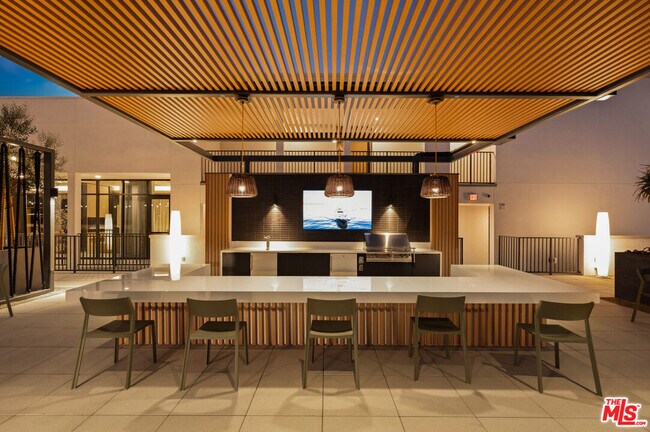 Building Photo - 2455 Overland Ave