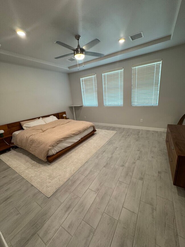 Building Photo - Gorgeous 4 bedroom plus office
