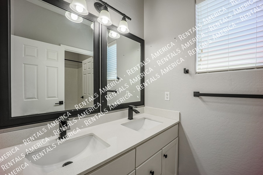 Building Photo - 18830 E Swan Dr