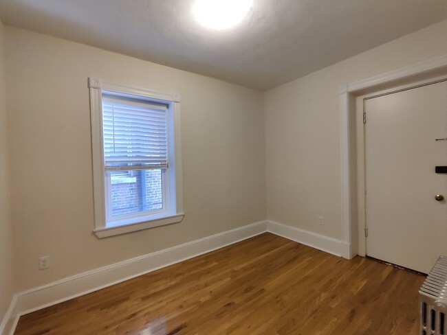 Building Photo - 2 Bedroom Split on Beacon St. No brokers F...