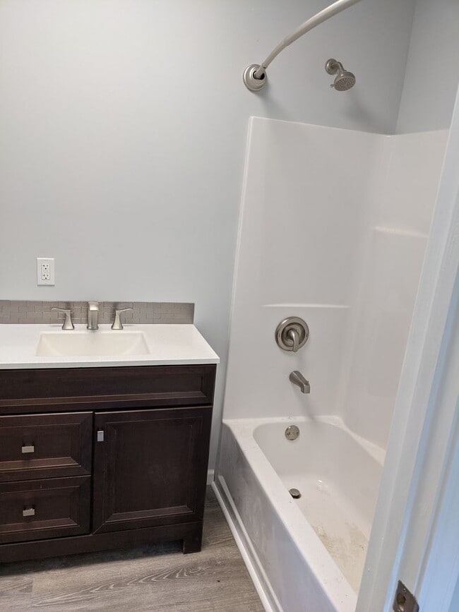 Building Photo - Private 3 bed 2bath house in North Johnson...