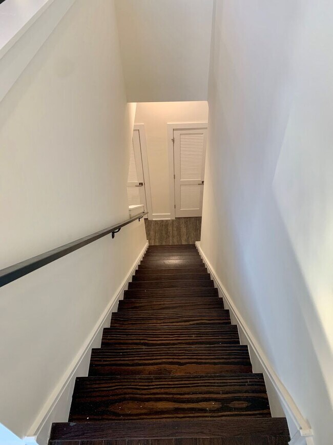 Building Photo - Luxurious 1-Bedroom Apartment in Olde Kens...