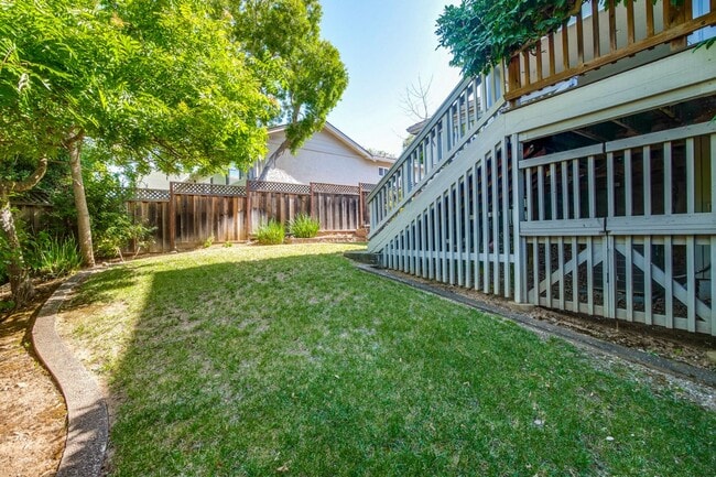 Building Photo - Large 3,767 sqft home on a 10,000 sqft lot- 2 bed located on 1st floor w/ separate entrance - Top...