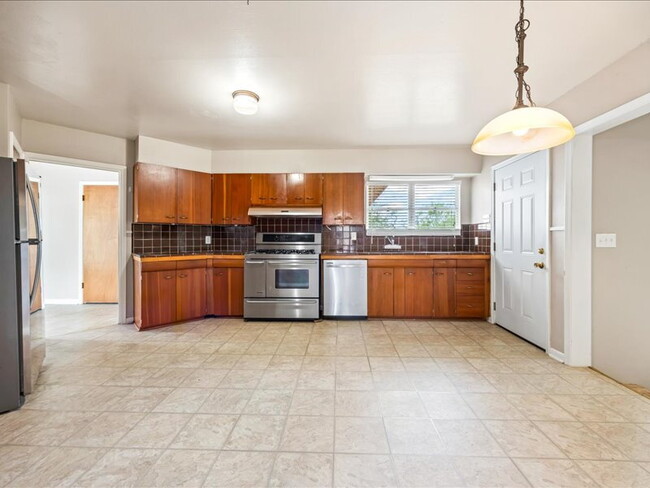 Building Photo - Charming 3-Bedroom Home with Spacious Livi...