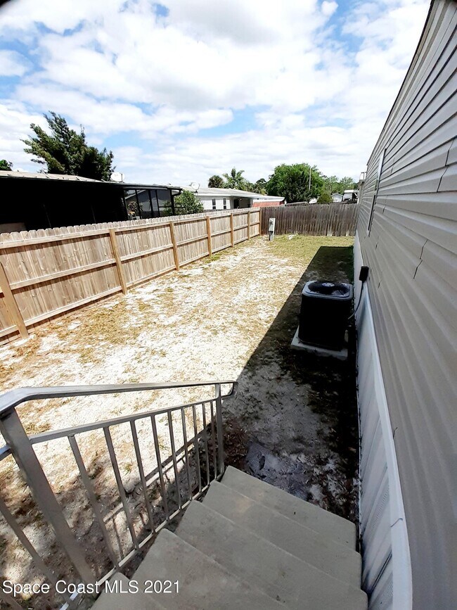 Building Photo - 1632 Ridge Dr