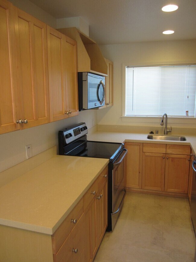 Building Photo - 138 Rainbow Ct