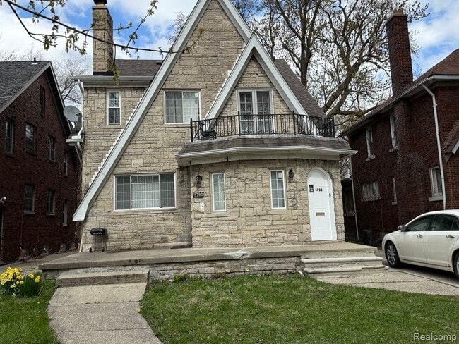 Primary Photo - 5792 Kensington Ave