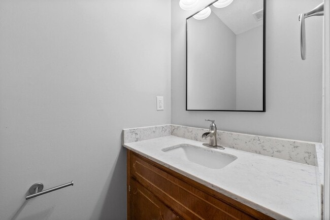 Building Photo - 2 Bedroom Pet Friendly Condo For Rent Near...