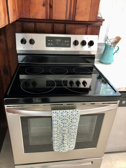 Range w/Warming Burner - 2205 Mayflower Dr