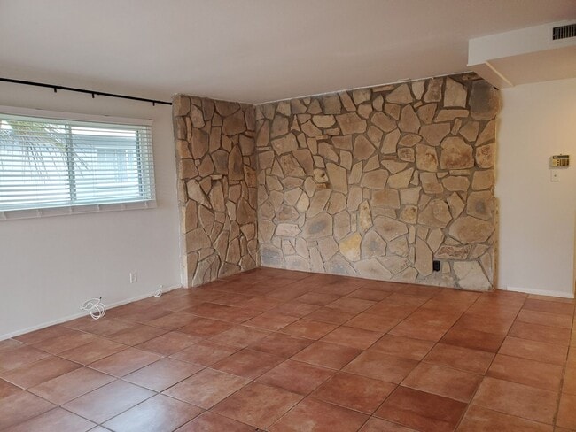 Building Photo - 3 bed/3 bath + LARGE BONUS ROOM and YARD for Assisted Living/Sober Living/Detox/Rehab Facility.