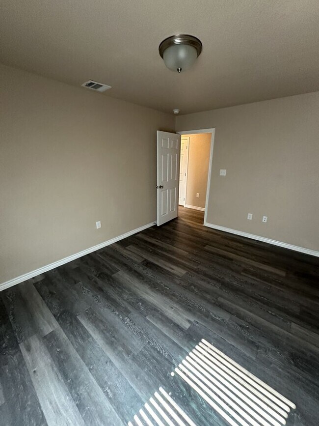 Building Photo - 3BD/2BA
