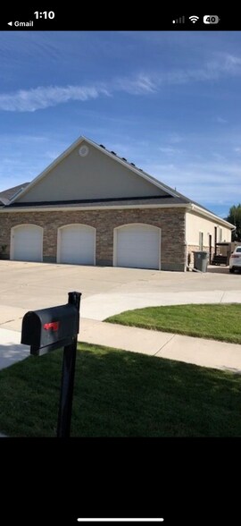 Building Photo - 1452 W Meadow Ln
