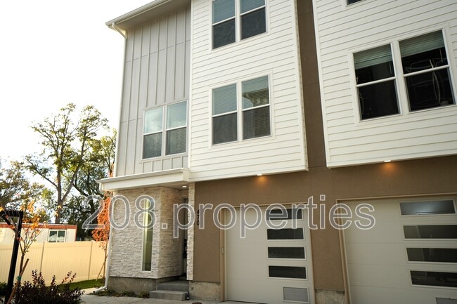 Building Photo - 470 E Violets Cv Ln