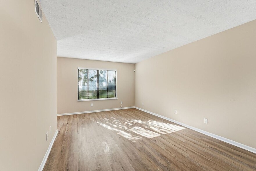 Building Photo - 293 Country Club Dr