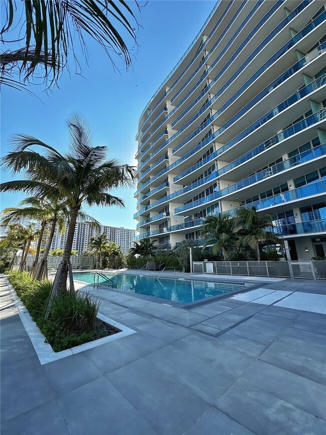 Building Photo - 17550 Collins Ave