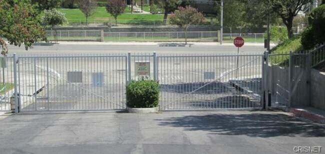 Building Photo - Darling 2+2 Condo W/Views + Amenities in g...
