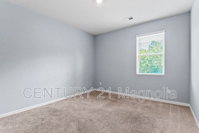 Building Photo - 552 Post Oak Ln