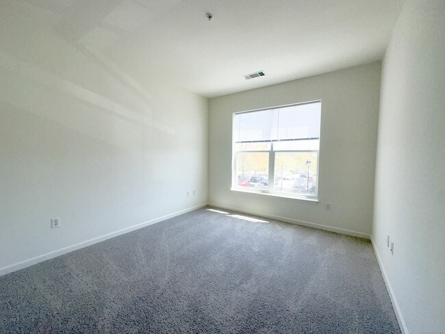 Building Photo - 10 Norden Pl