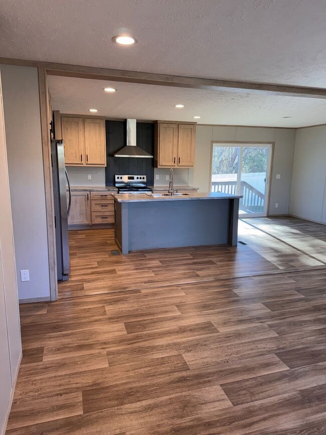 Building Photo - 3 Bedroom || 2 Bathroom in Concord