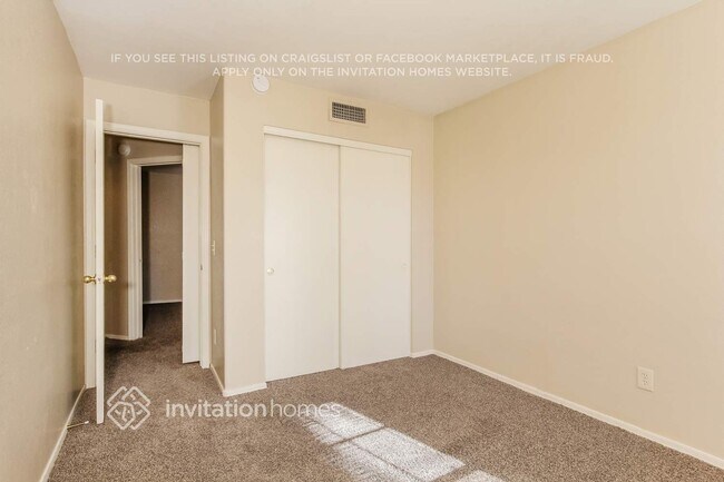 Building Photo - 7934 W Laurel Ln