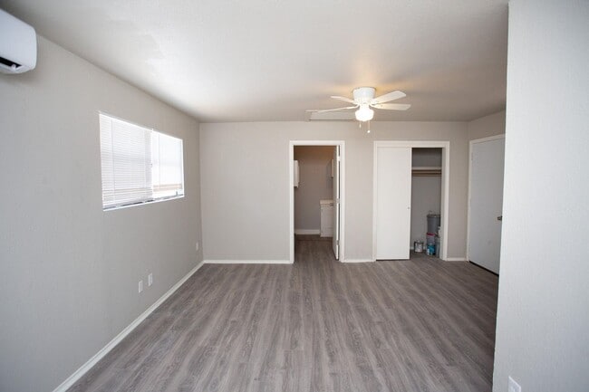 Building Photo - Spacious 4 Bed 2 Bath with Big Backyard