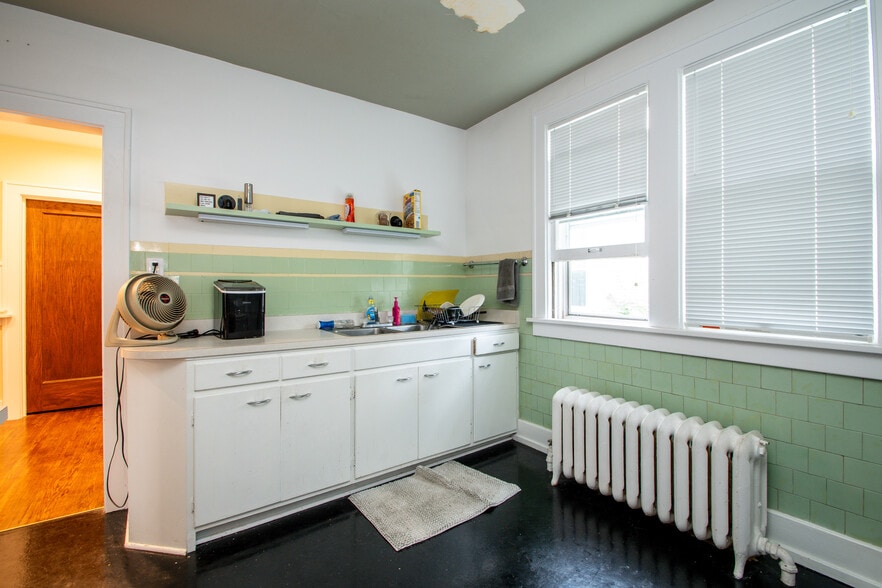 Building Photo - 1411 W Barker Ave