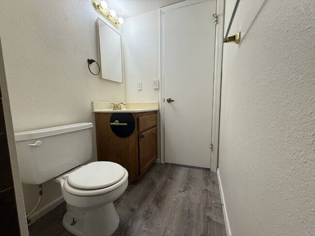 Building Photo - New Flooring, no carpet. 2bed 2bath Gated Community with a Swimming Pool