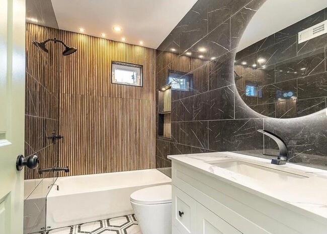 Building Photo - 9026 W Avalon Dr