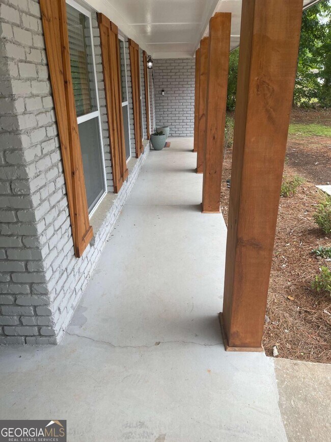 Building Photo - 2271 Columbia Dr