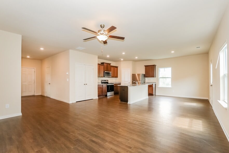 Building Photo - 968 Creekview Rd