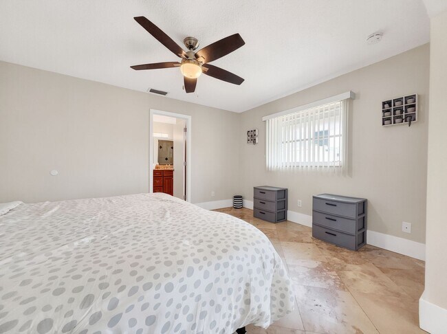 Building Photo - Discover the perfect Naples Park rental just minutes from the beach.