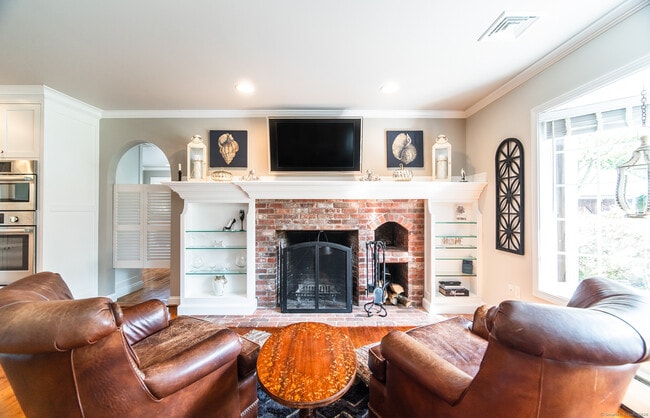 Building Photo - 558 N Roast Meat Hill Rd