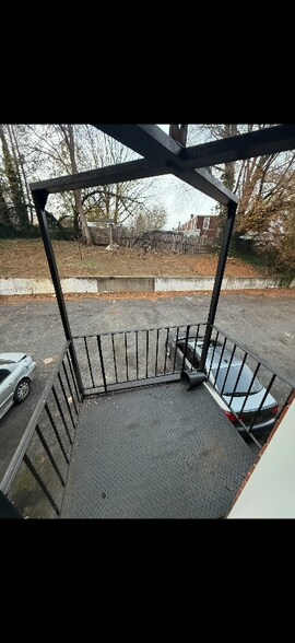 Building Photo - 107 Main St