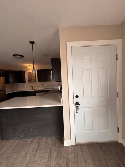 Building Photo - 84 Curtice St E