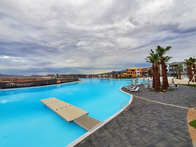 Building Photo - Desert Color Townhome 4-Bedrooms!
