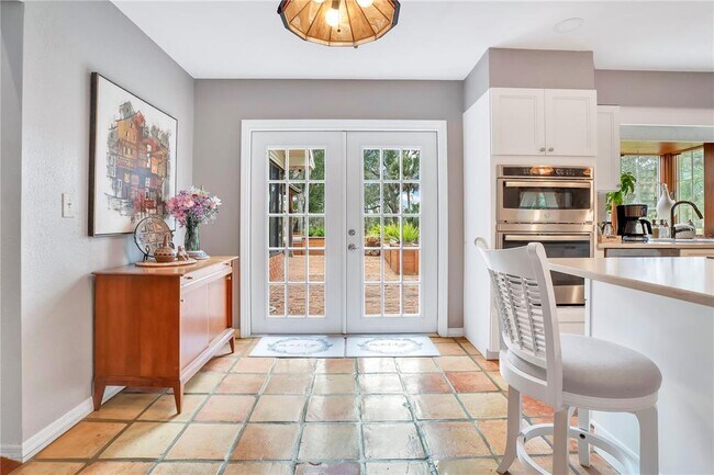 Building Photo - 8 Fernwood Trail