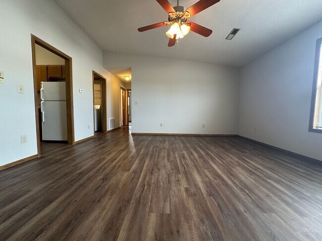 Interior Photo - 108 Oak Creek Plaza