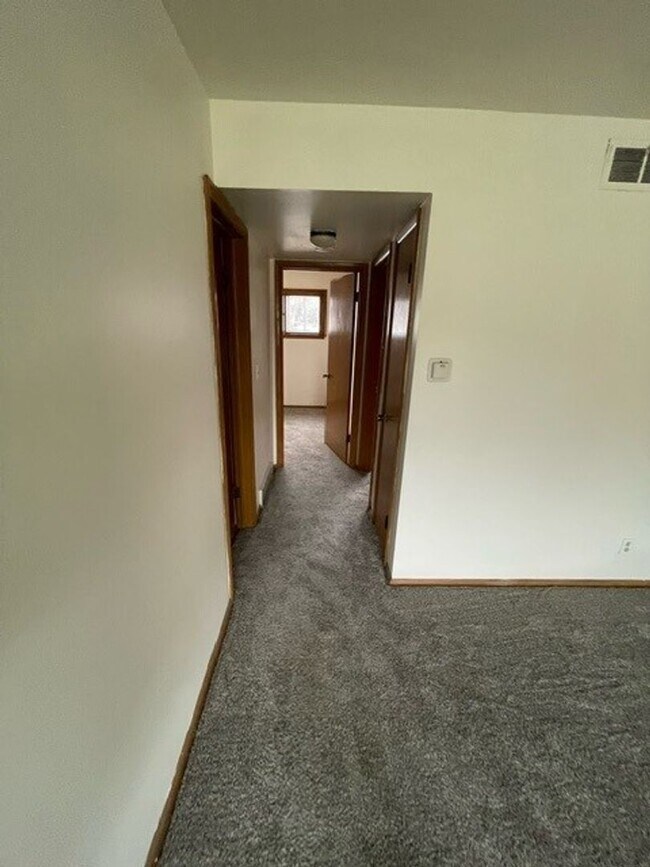 Building Photo - Charming & Bright 2-Bedroom Apartment in Milwaukee's Fairview Neighborhood!