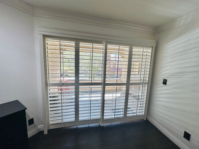 Building Photo - Beautiful 2 bed 2 bath condo in guard gated Residence at Canyon Gate community! Home features bea...