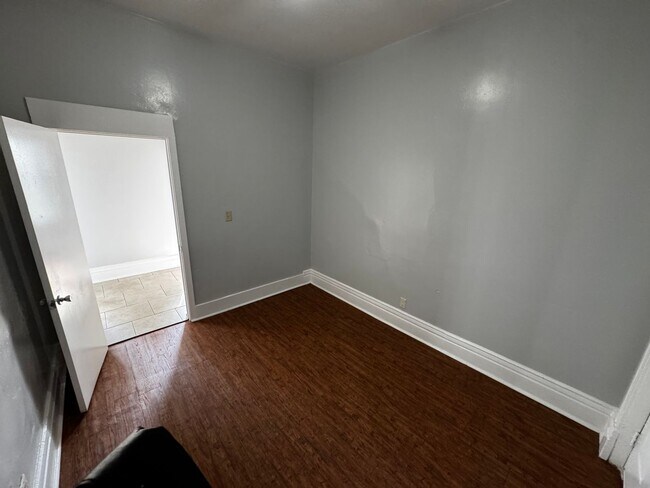 Building Photo - Large 2 Bedroom Apartment