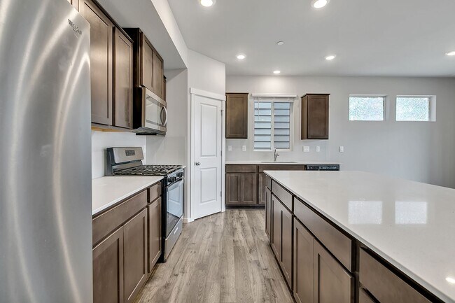 Building Photo - Spacious Puyallup Home with Room for the E...