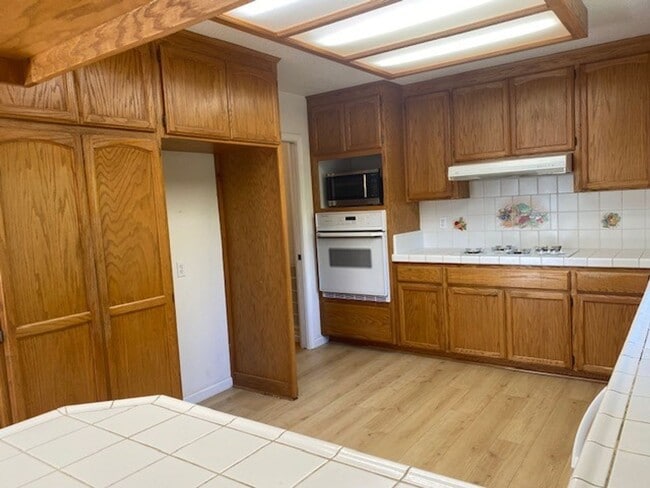 Building Photo - Roomy 3 Bedroom 2 Bathroom Home Walk to Do...