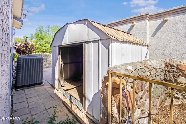 Building Photo - 908 Los Pinos Way